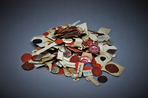 Lot 536, Auction  120, Umfangreiche Sammlung, von ca. 620 ausgeschnittenen und auf Papier montierten Lacksiegeln