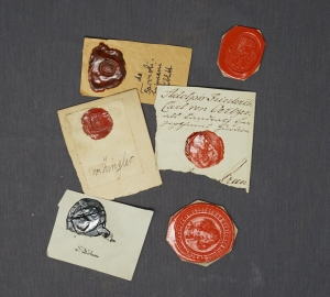 Lot 311, Auction  121, Umfangreiche Sammlung, von ca. 700 ausgeschnittenen und auf Papier montierten Lacksiegeln
