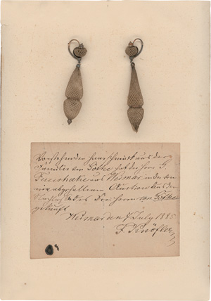 Lot 2374, Auction  121, Goethe, Johann Wolfgang von, Ohrringpaar aus Haaren. 2 Anhänger aus Haargeflecht 