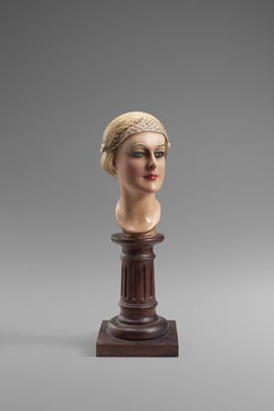 Lot 6614, Auction  125, Glockenhut, Filigrane Cloche aus einem silberfarbenem Metallnetz