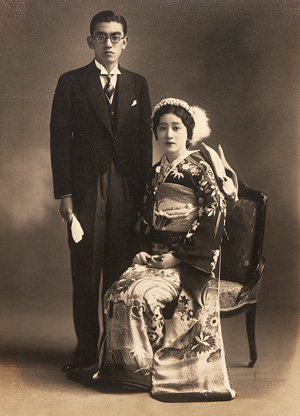 Lot 105, Auction  127, Japan, Fotoalbum mit Porträts und Alltagsszenen