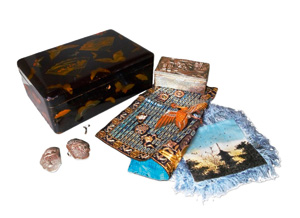 Los 632 - Konvolut asiatischer Raritäten - mit einer Lackschatulle, Metalldose, Gürtelschnalle, Seidenmalerei und einem chinesischen Rangabzeichen - 1 - thumb